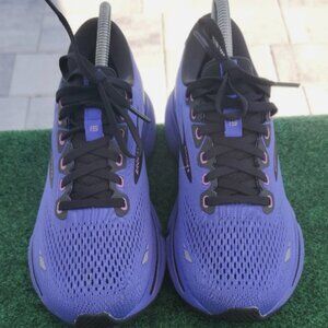 Brooks Ghost 15 Women's Shoes in Purple - size 7.5B